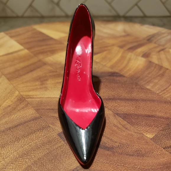 Just the Right Shoe, Love Hurts 25176, 2002 - Picture 2 of 10